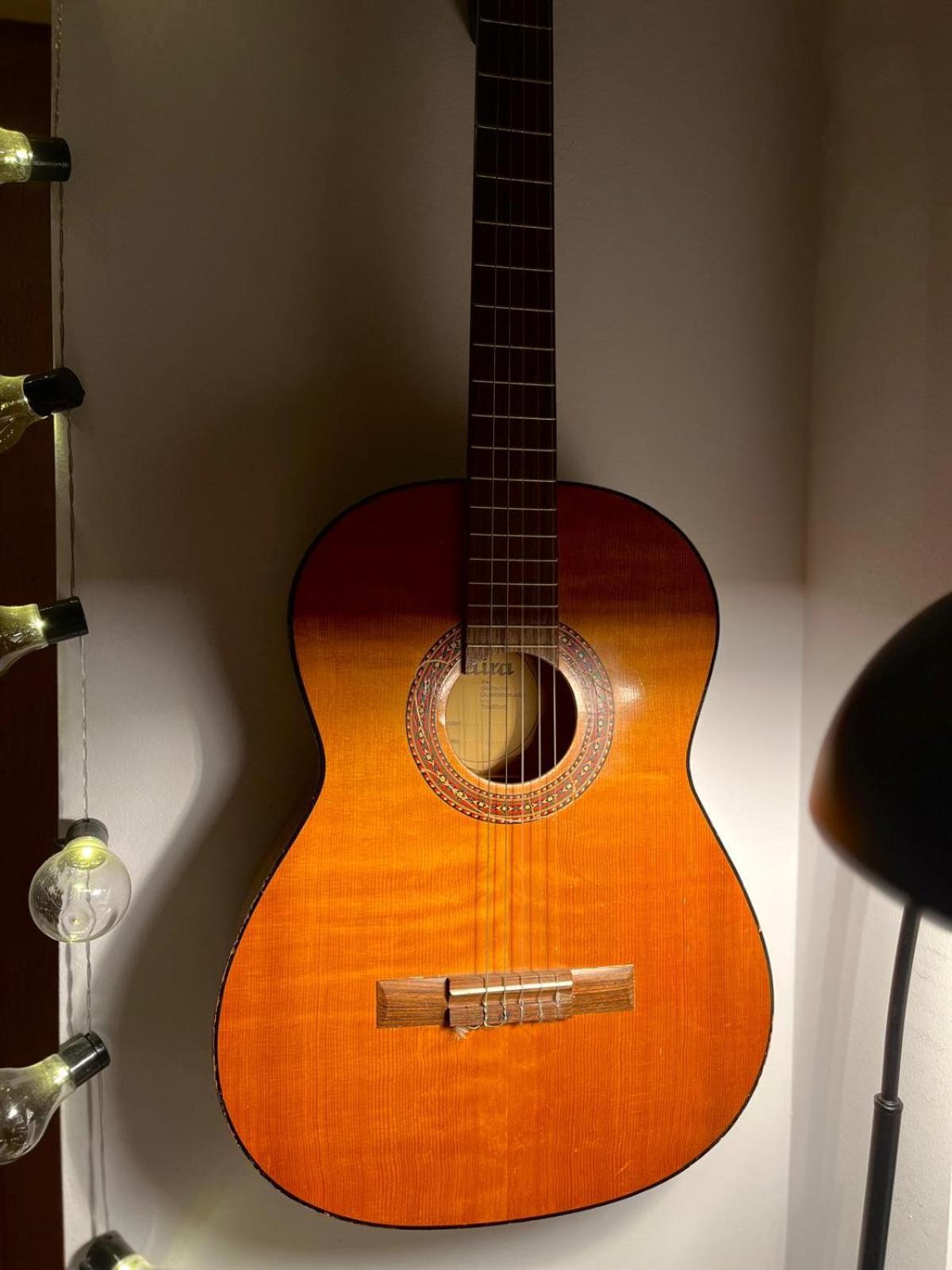 La Guitarra - 1 Min Od Dworca